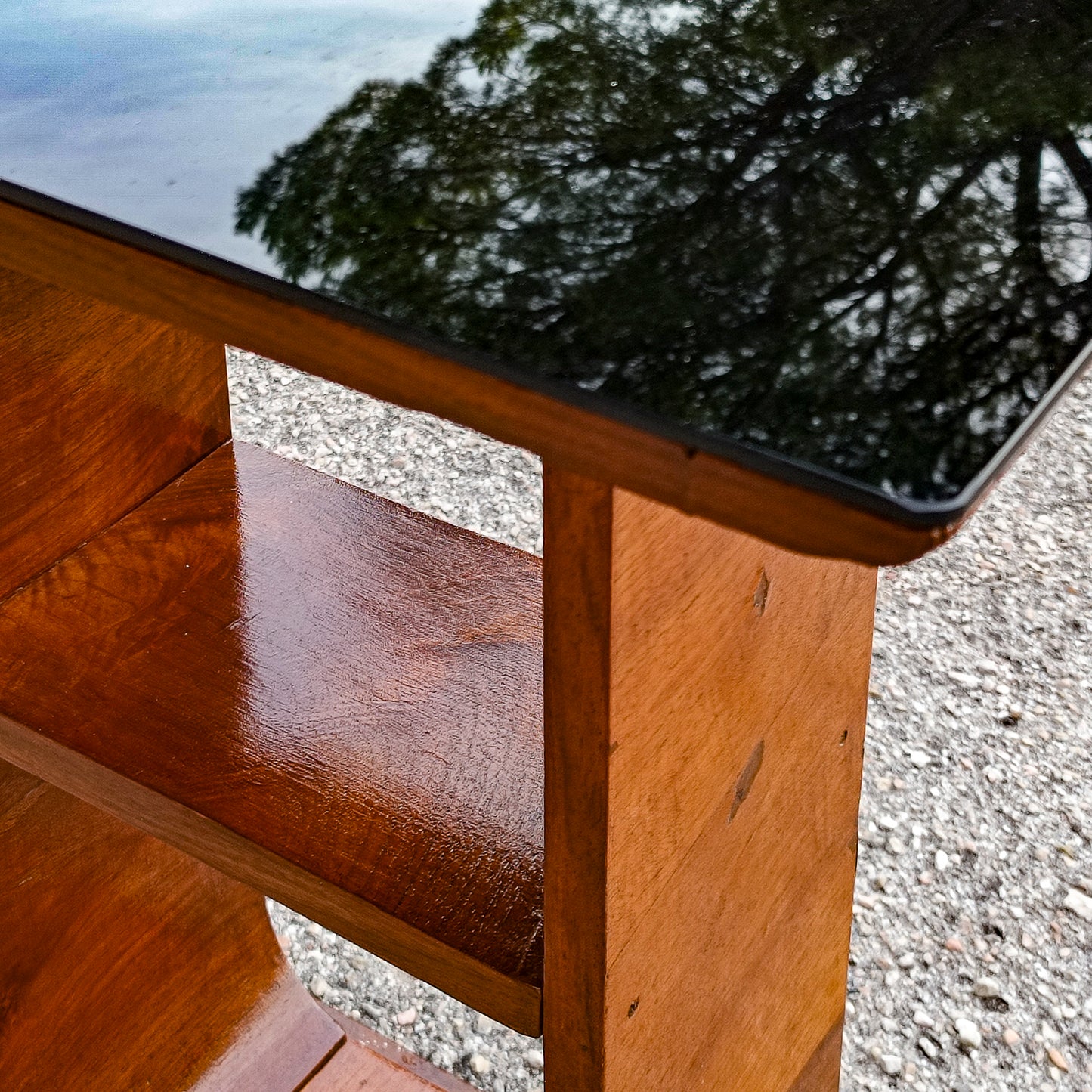 tavolino da fumo piano in vetro e decoro a sfera