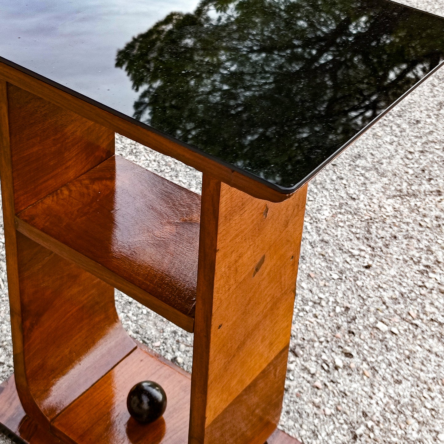 tavolino da fumo piano in vetro e decoro a sfera
