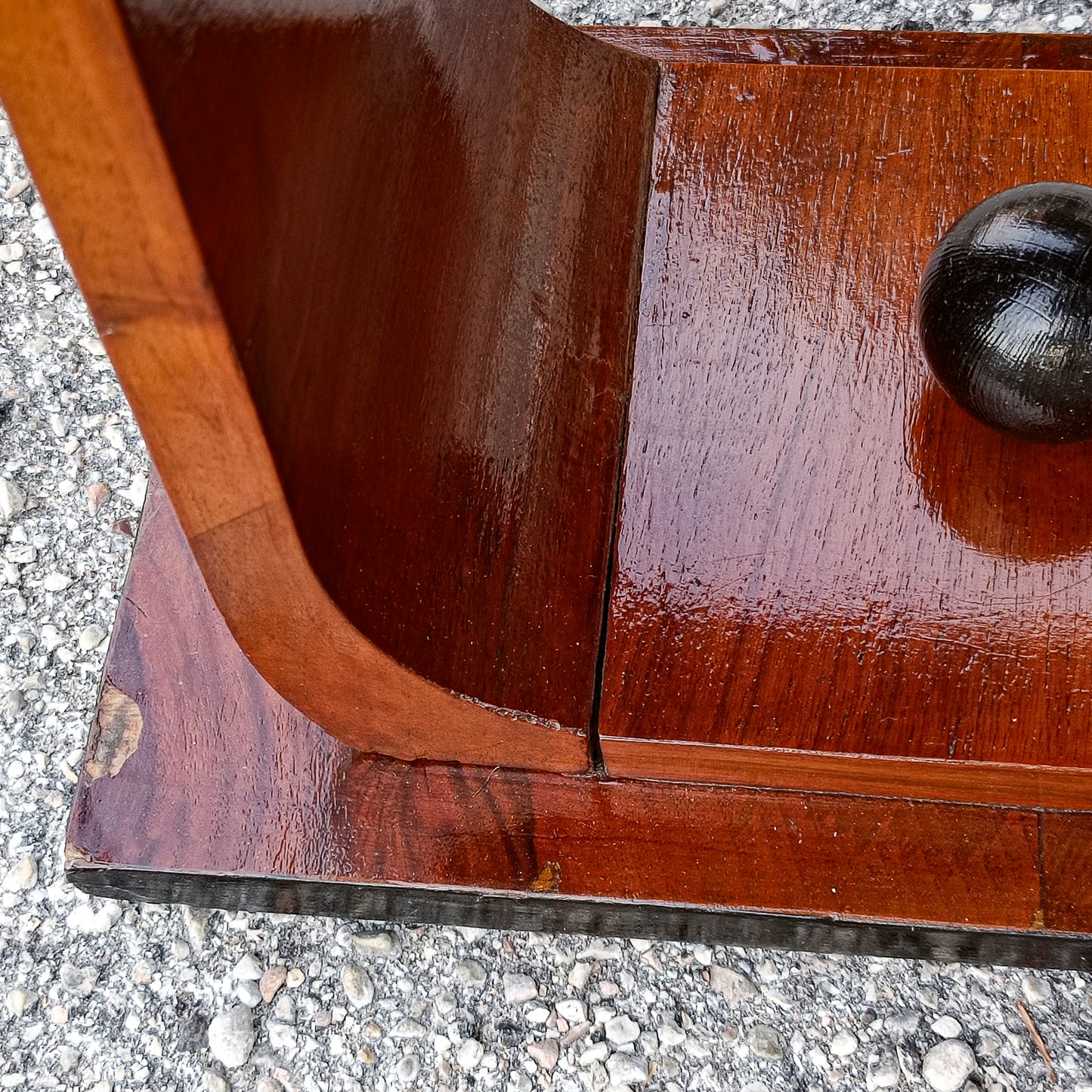 tavolino da fumo piano in vetro e decoro a sfera