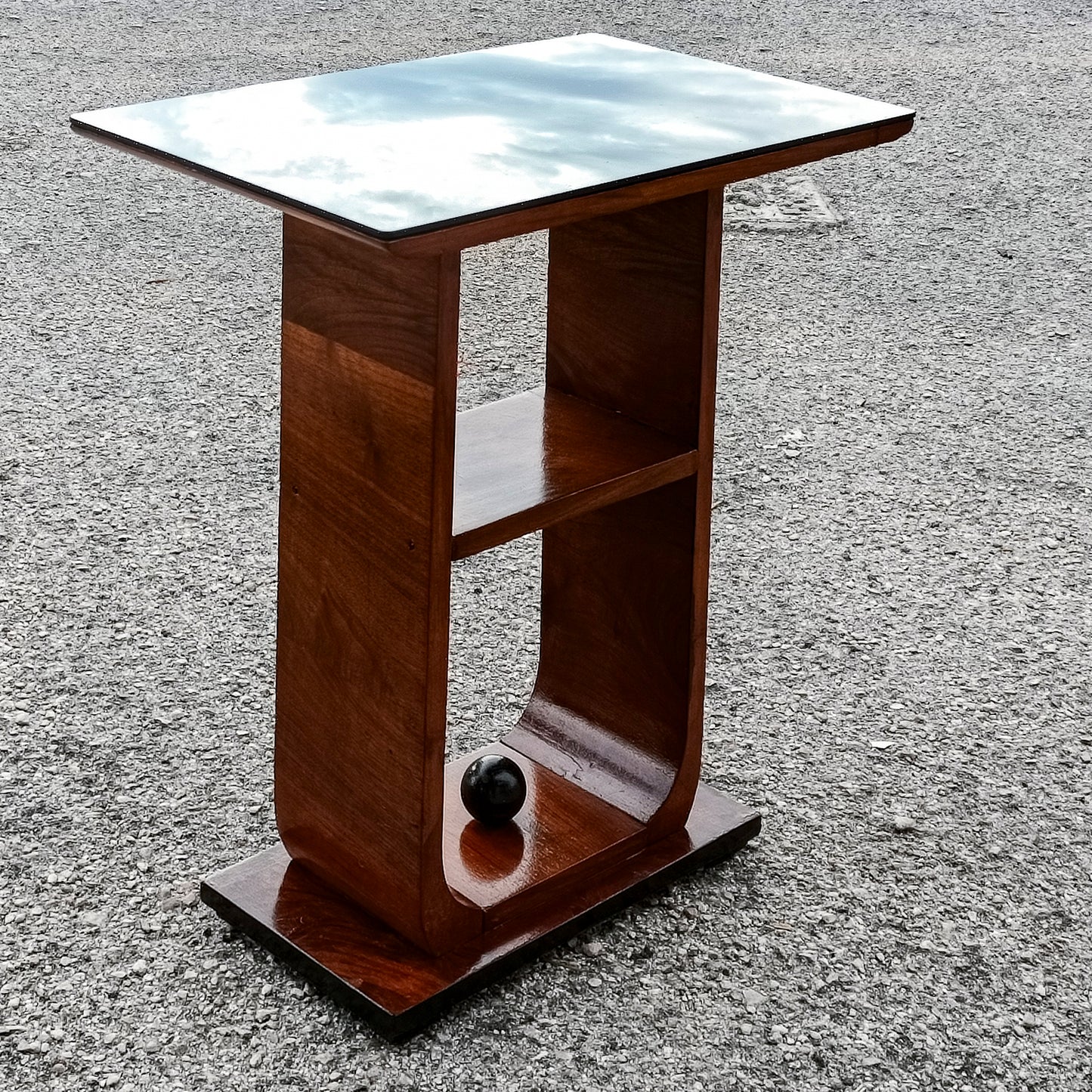 tavolino da fumo piano in vetro e decoro a sfera