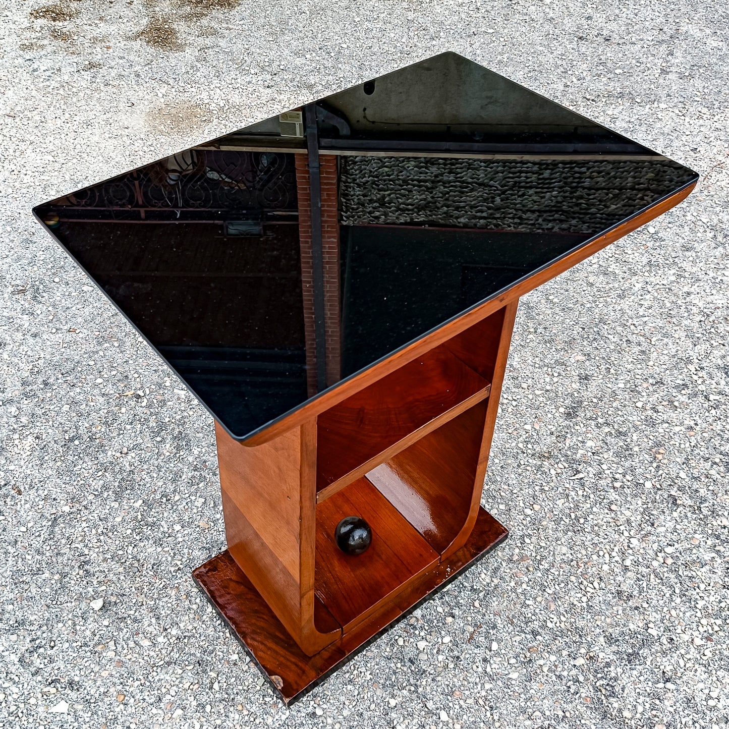tavolino da fumo piano in vetro e decoro a sfera