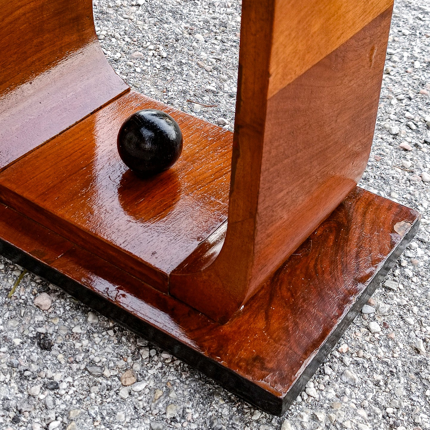 tavolino da fumo piano in vetro e decoro a sfera