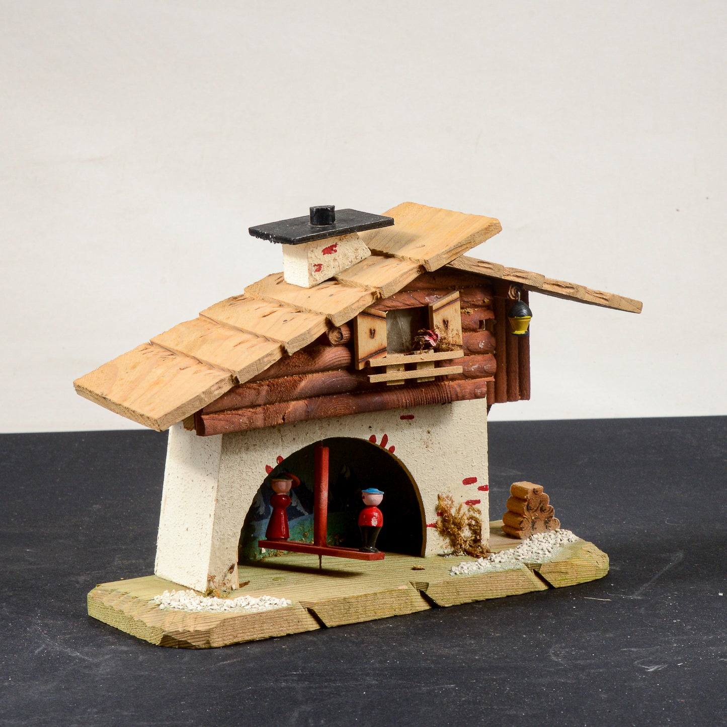 barometro a forma di casa con personaggi mobili