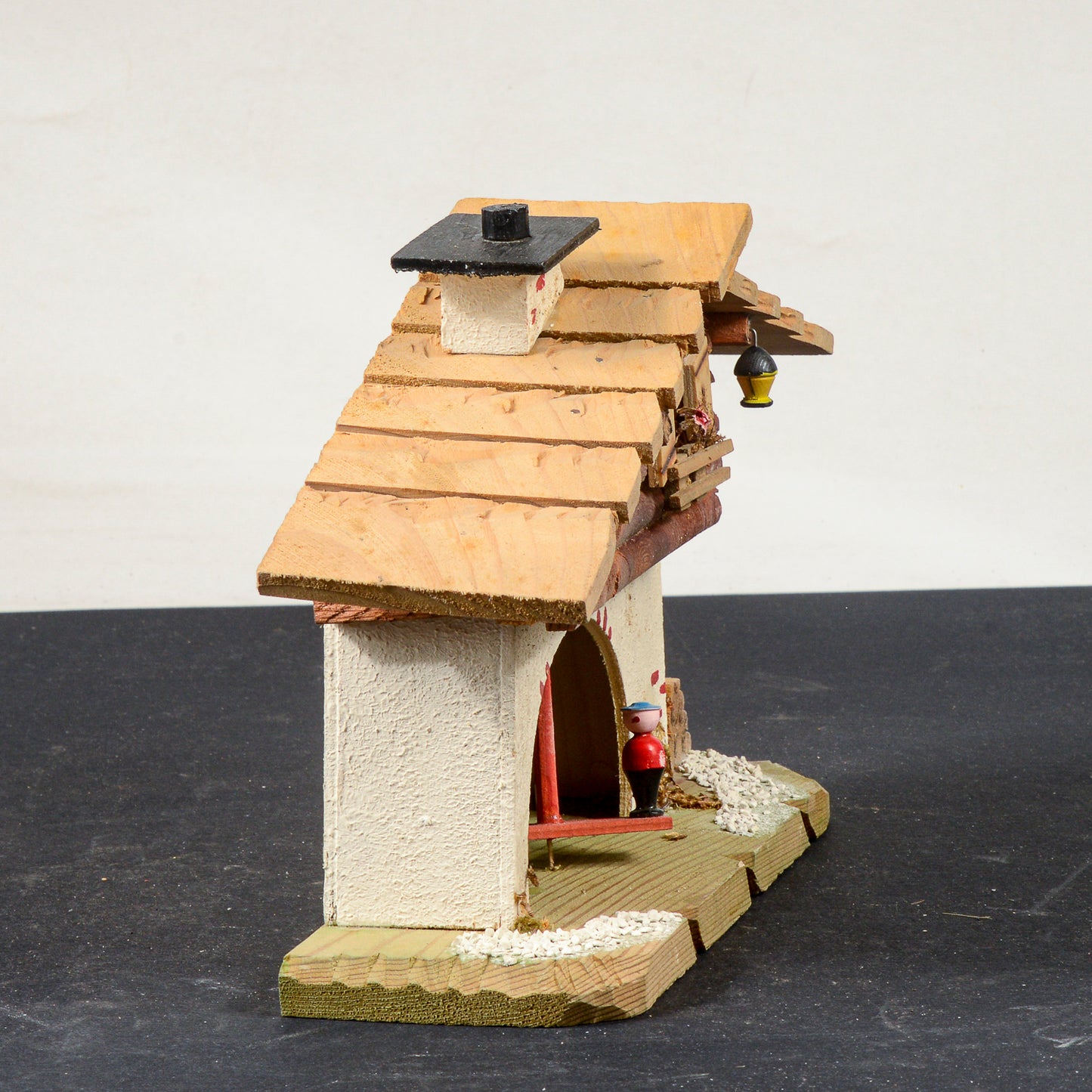 barometro a forma di casa con personaggi mobili