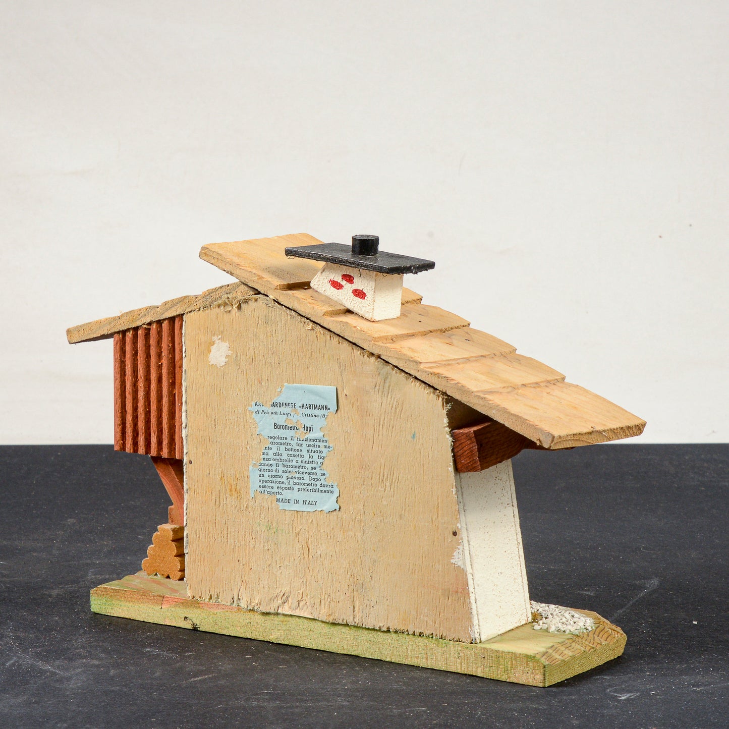 barometro a forma di casa con personaggi mobili