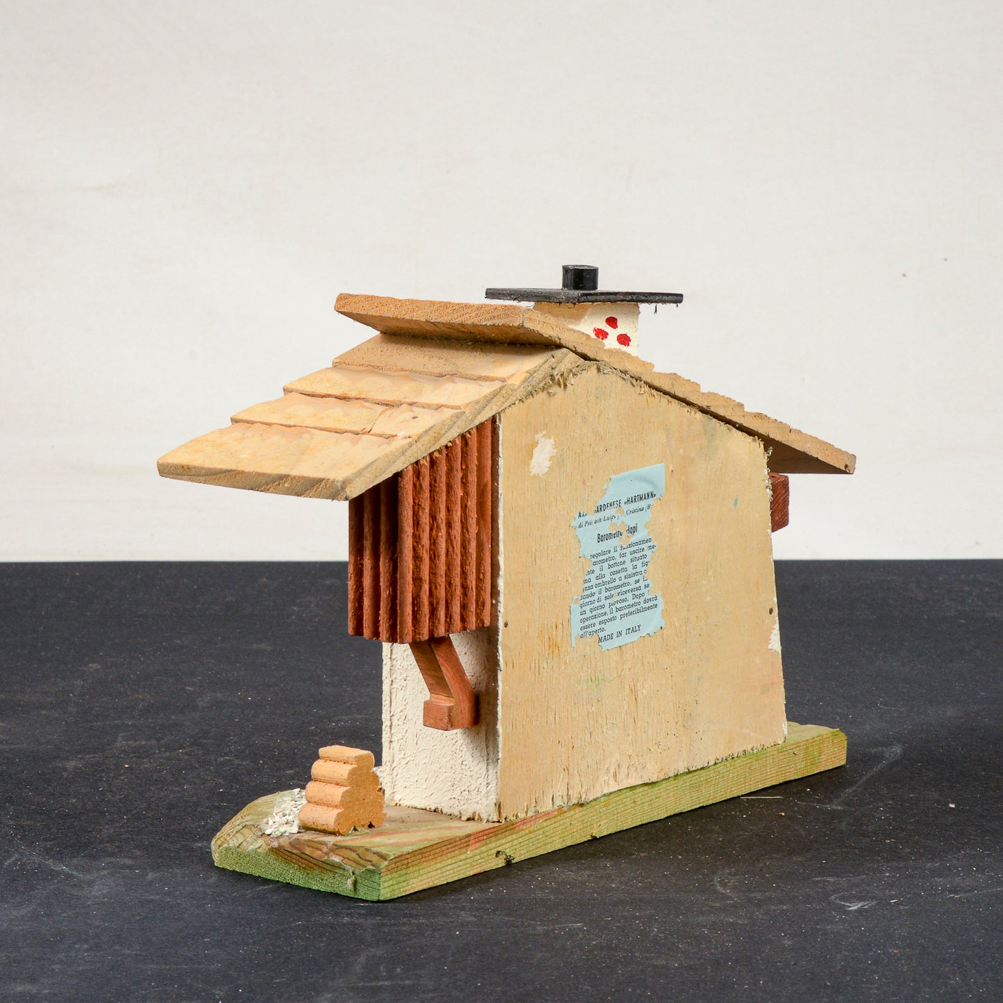 barometro a forma di casa con personaggi mobili