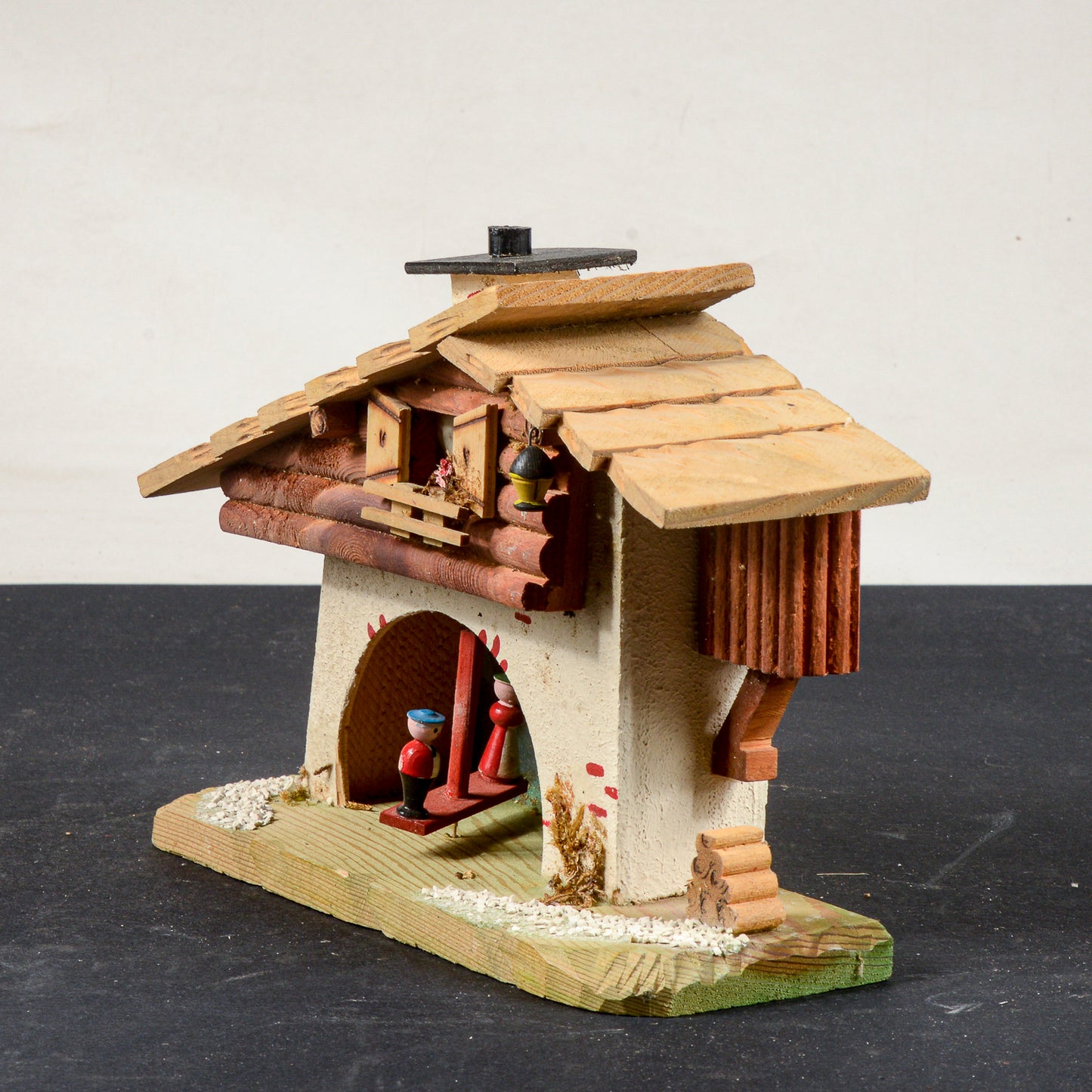 barometro a forma di casa con personaggi mobili