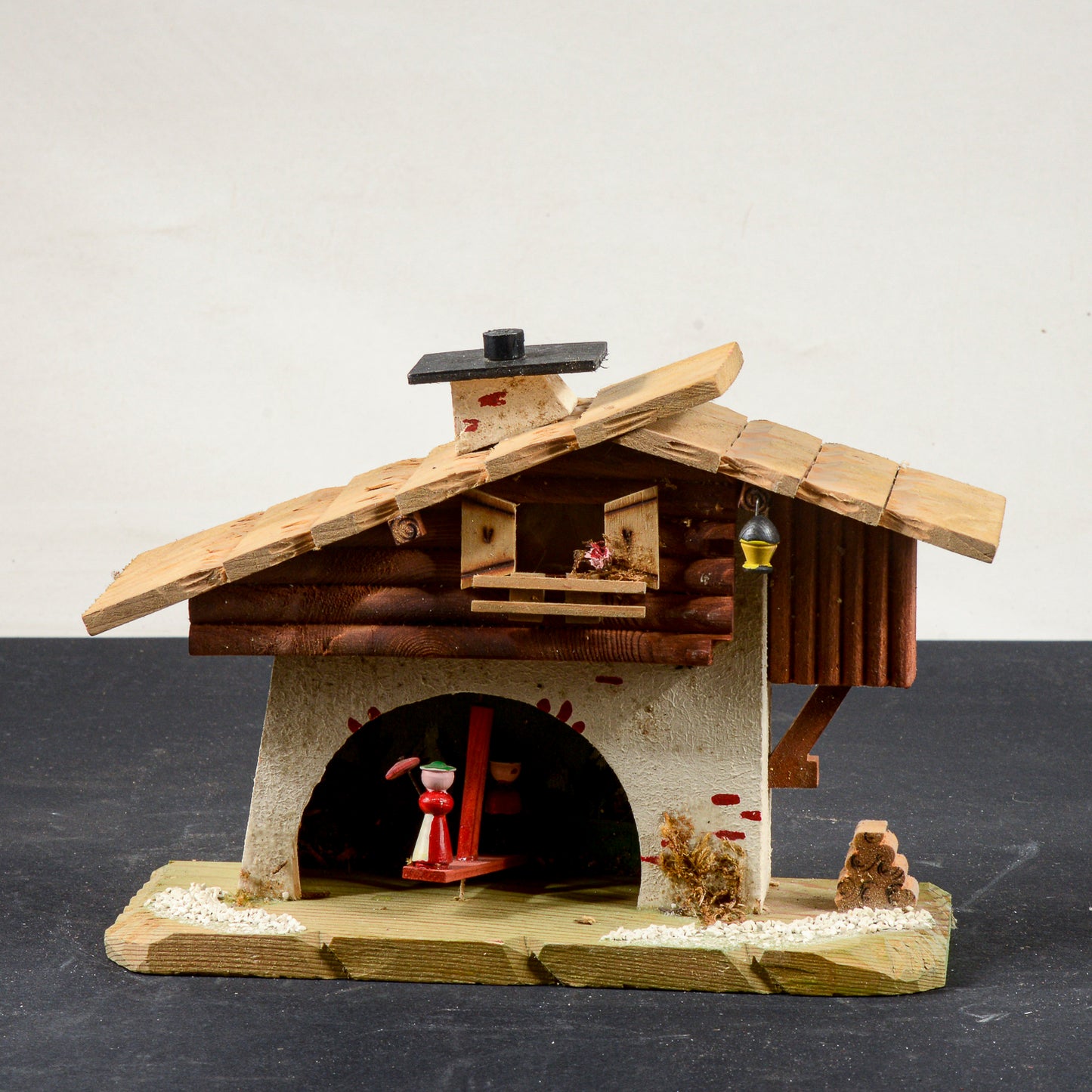 barometro a forma di casa con personaggi mobili