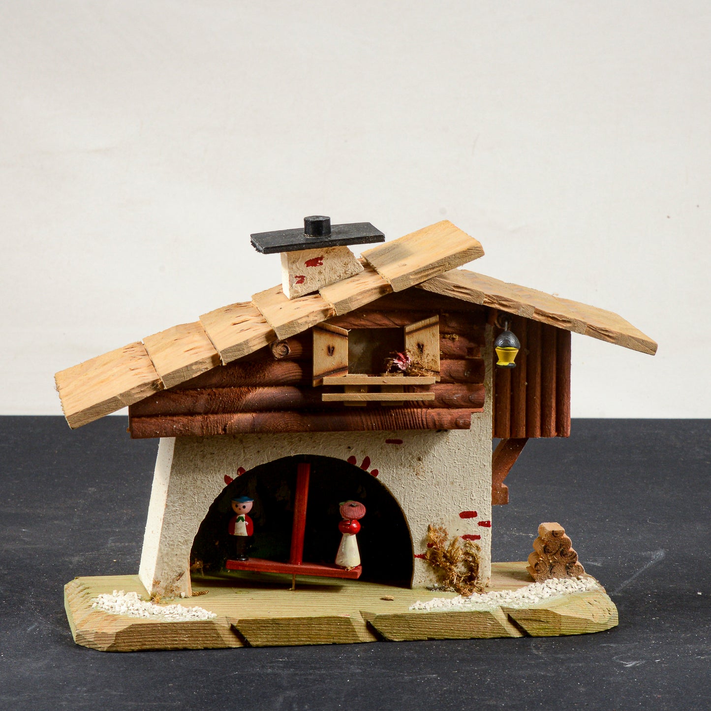 barometro a forma di casa con personaggi mobili
