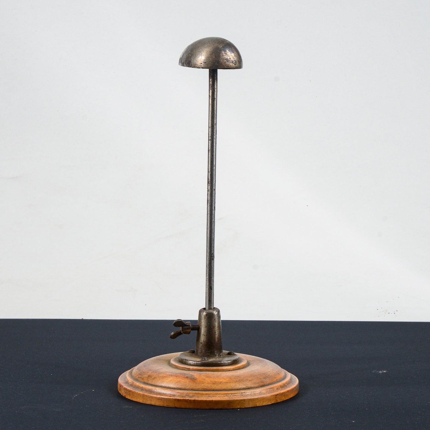 base supporto portacappello in legno e metallo