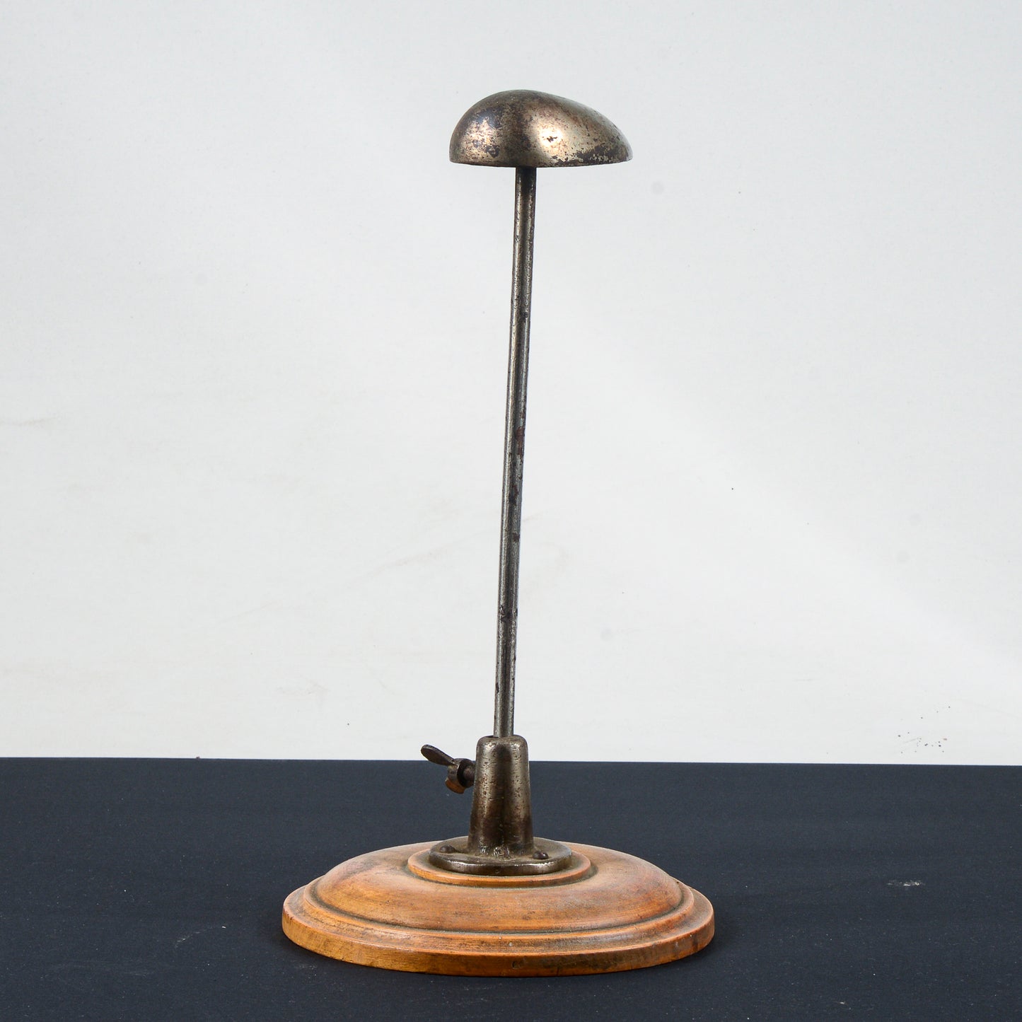 base supporto portacappello in legno e metallo