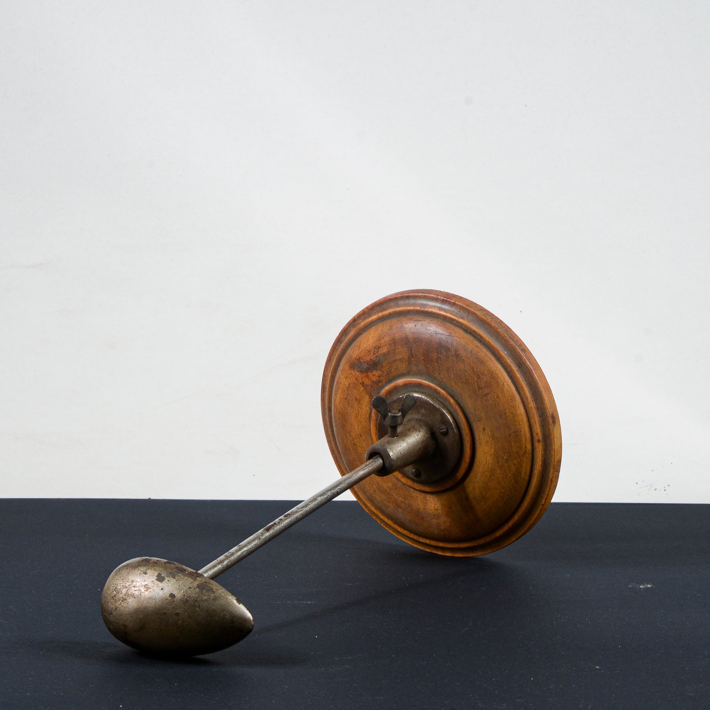 base supporto portacappello in legno e metallo