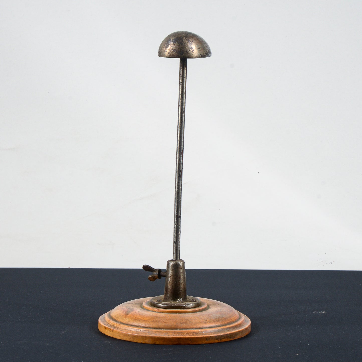base supporto portacappello in legno e metallo
