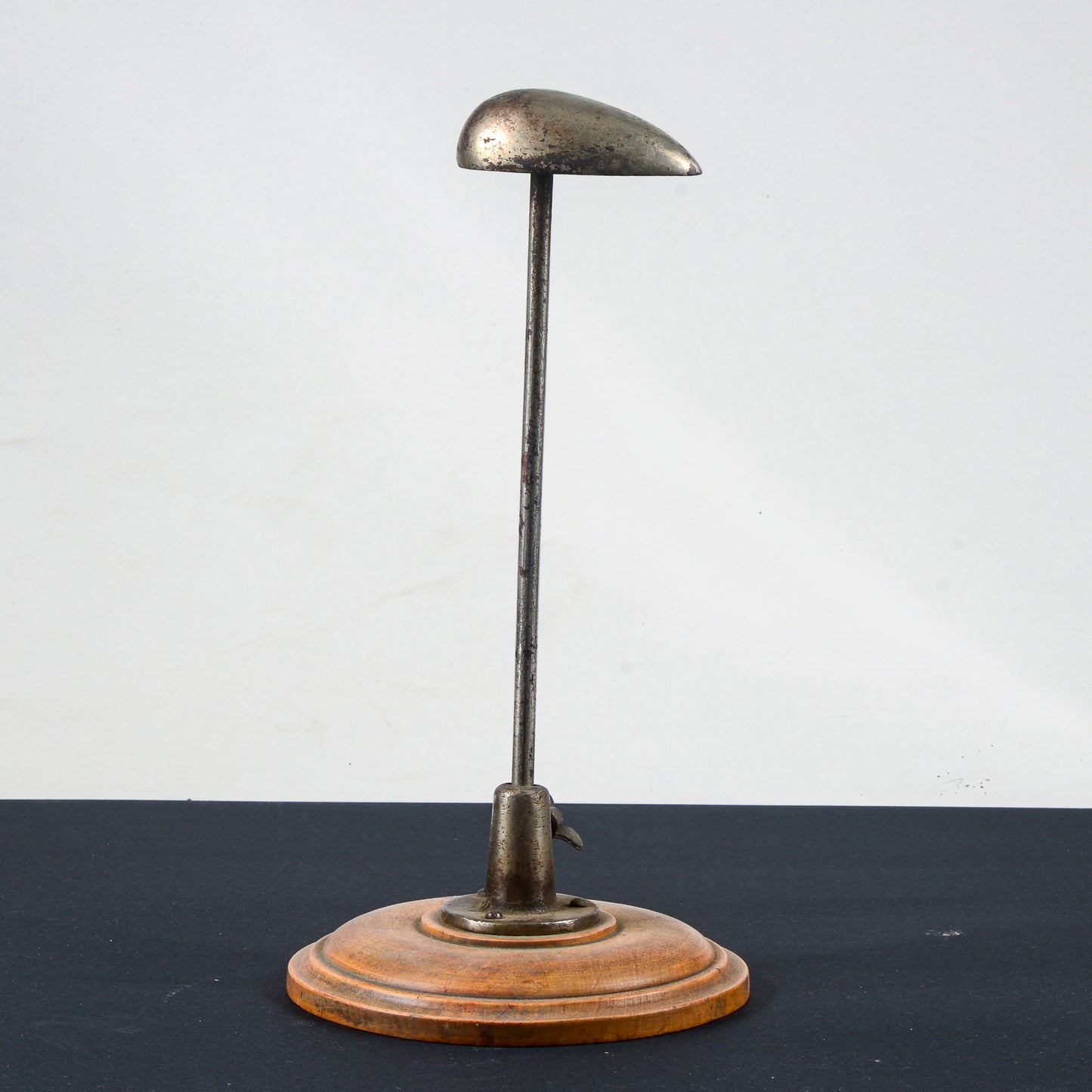 base supporto portacappello in legno e metallo