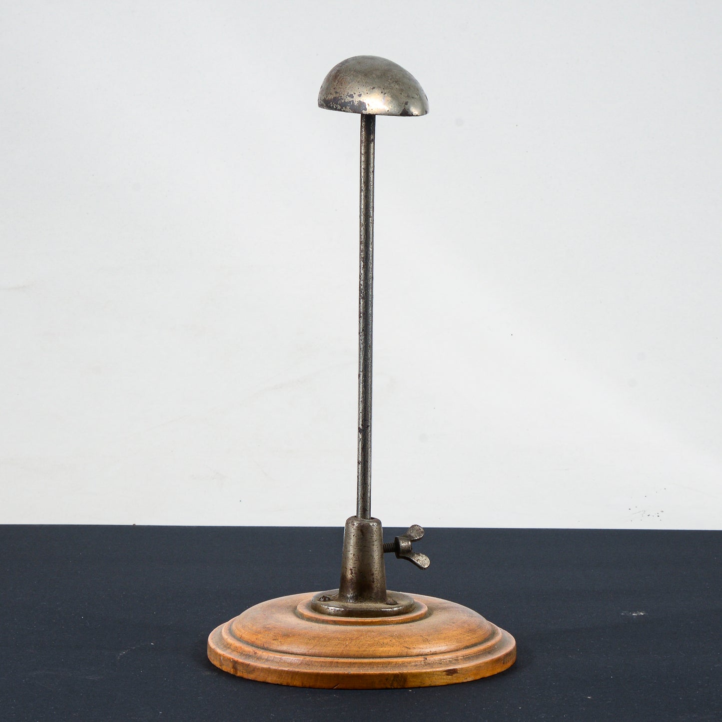 base supporto portacappello in legno e metallo