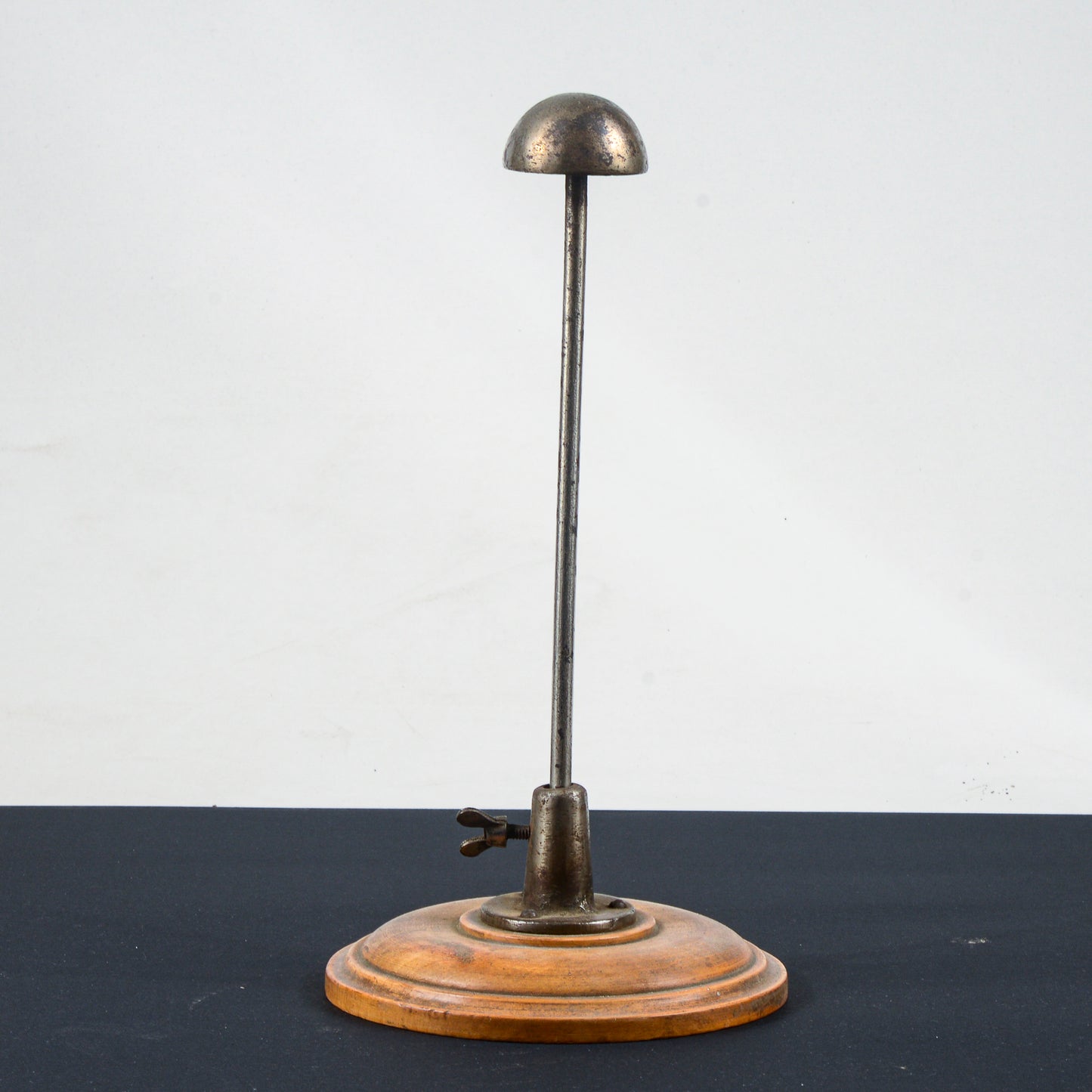 base supporto portacappello in legno e metallo