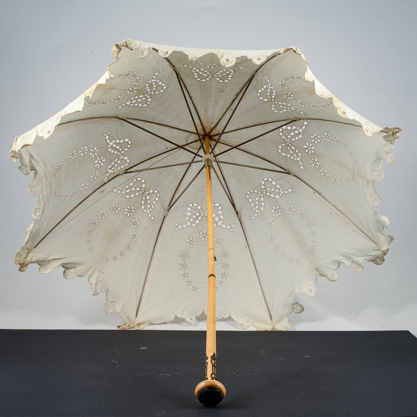 ombrello prendisole vintage in legno metallo e tessuto bianco