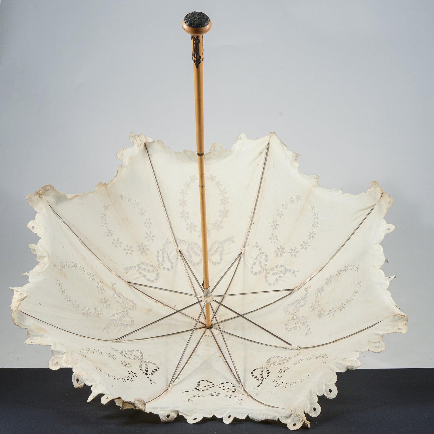 ombrello prendisole vintage in legno metallo e tessuto bianco