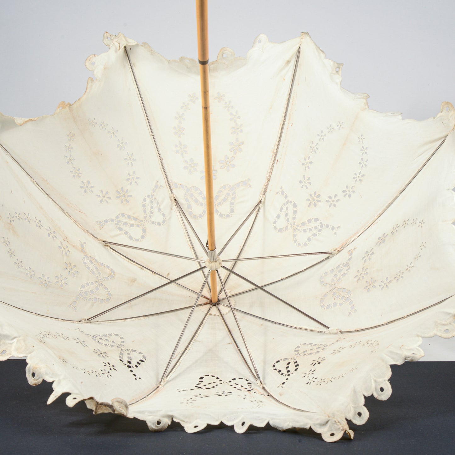 ombrello prendisole vintage in legno metallo e tessuto bianco