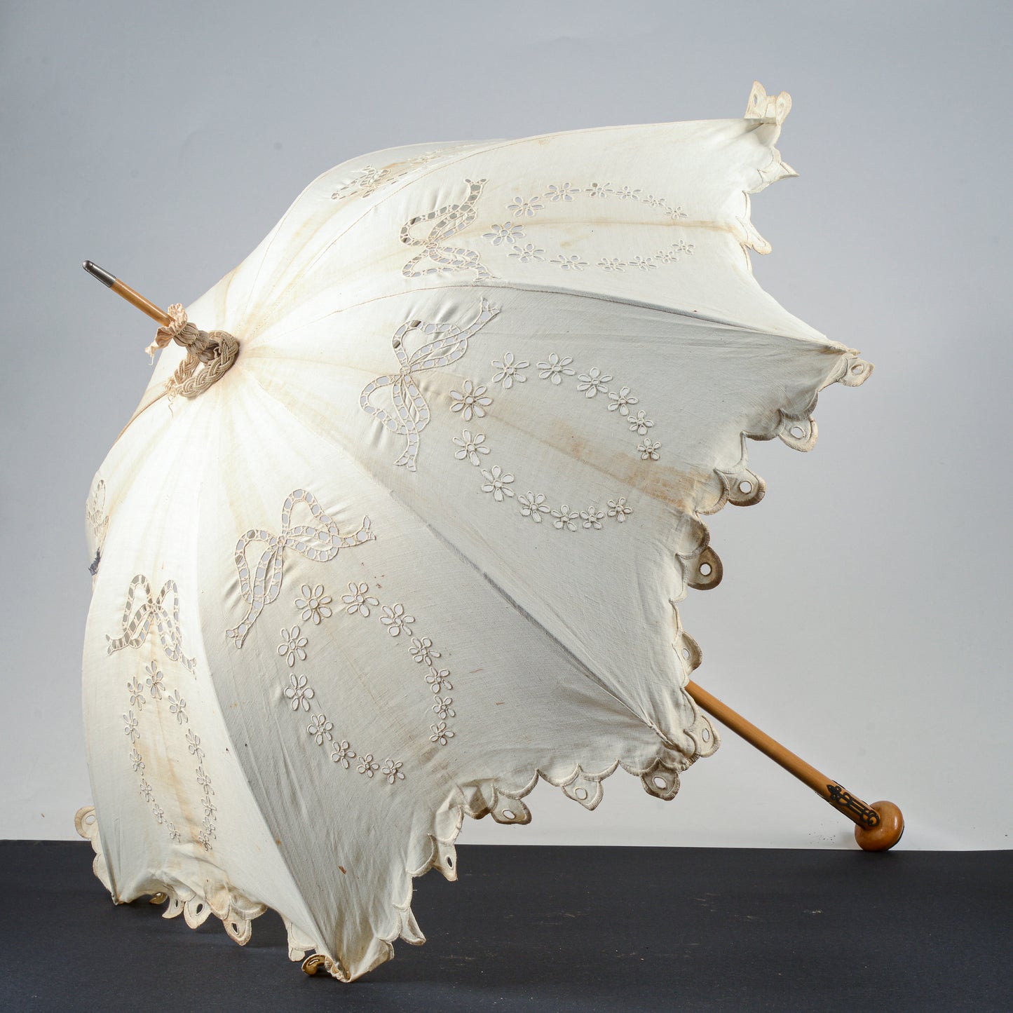 ombrello prendisole vintage in legno metallo e tessuto bianco
