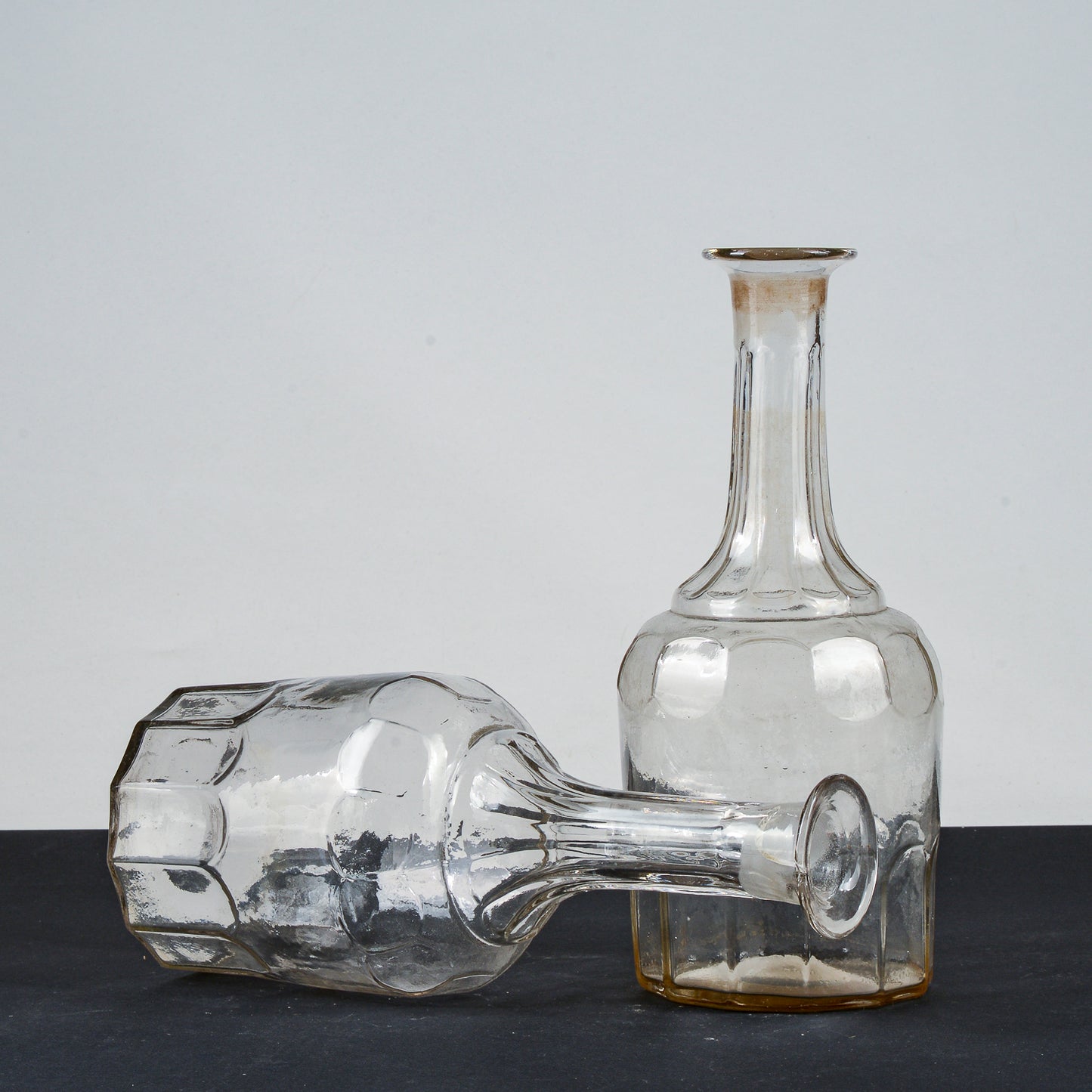 Coppia bottiglie acqua e vino anni 1920
