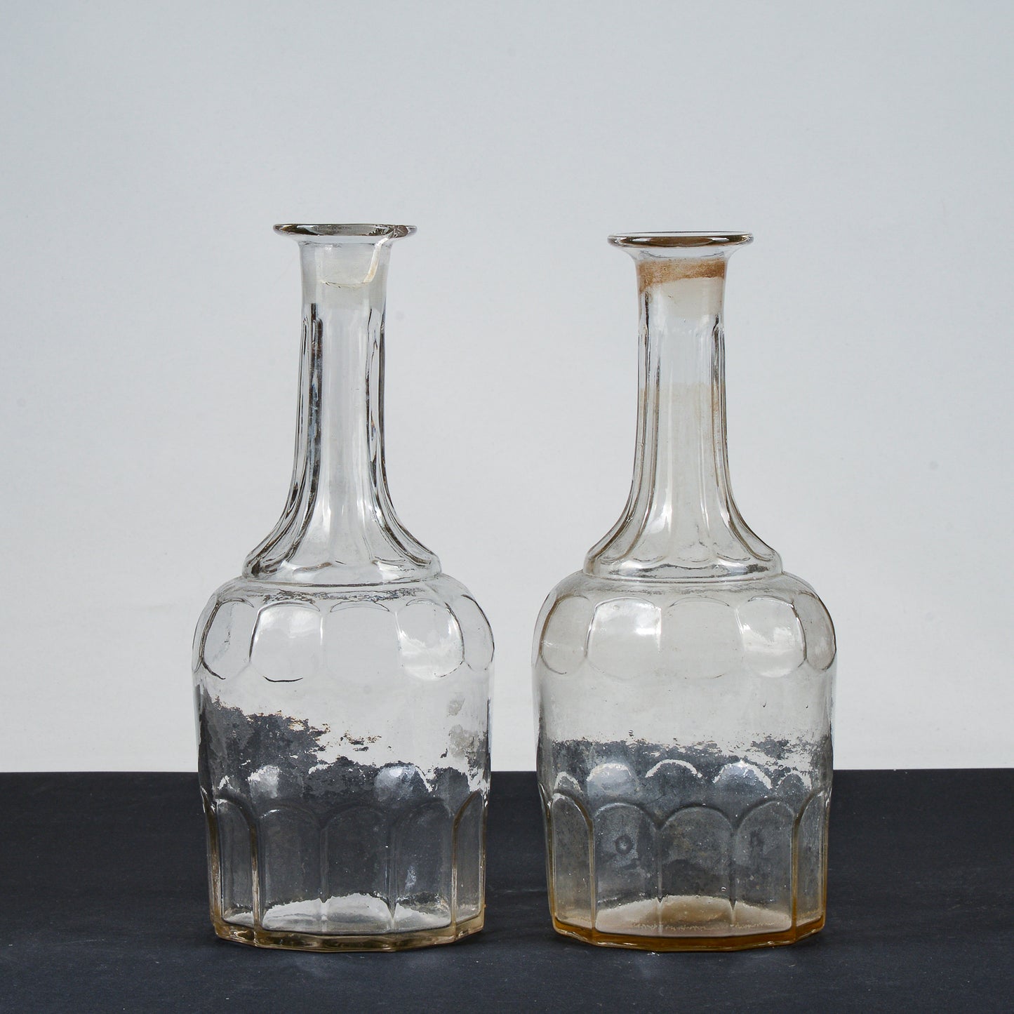 Coppia bottiglie acqua e vino anni 1920