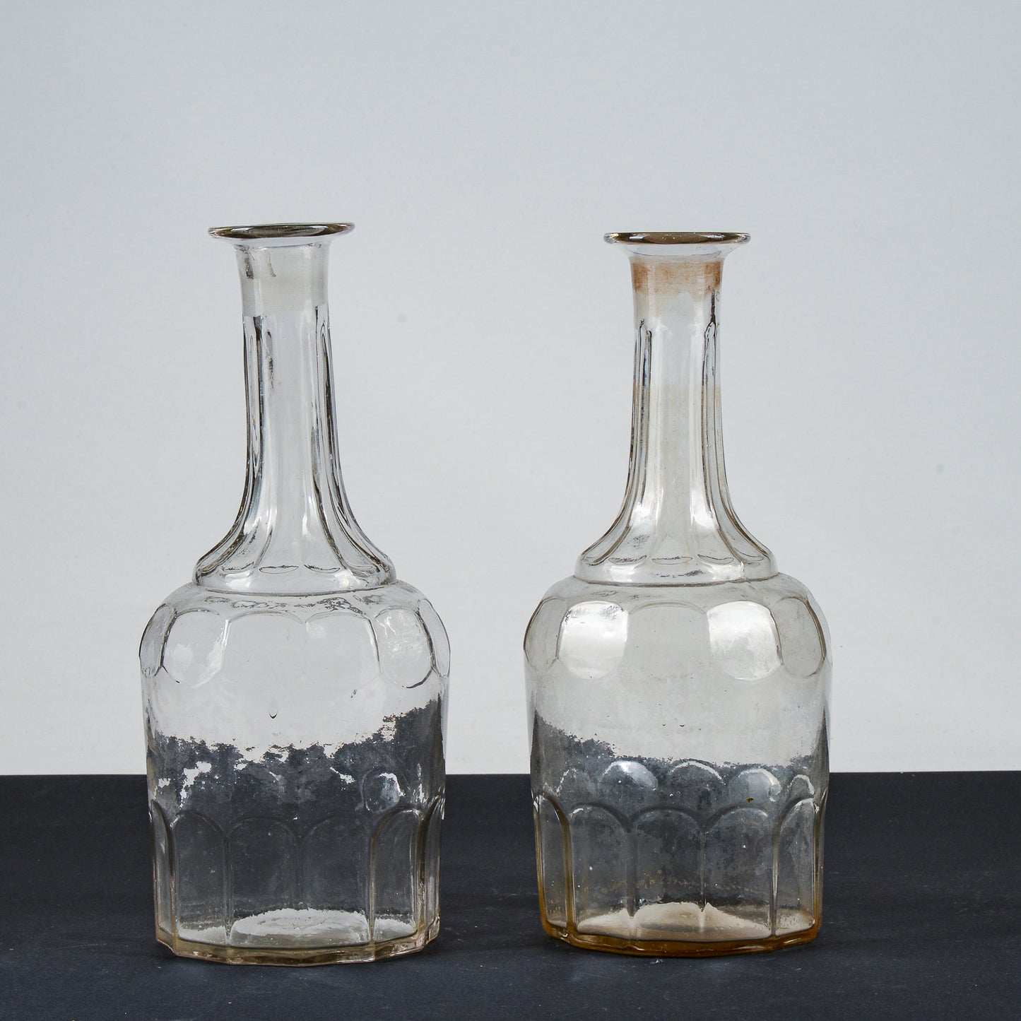 Coppia bottiglie acqua e vino anni 1920