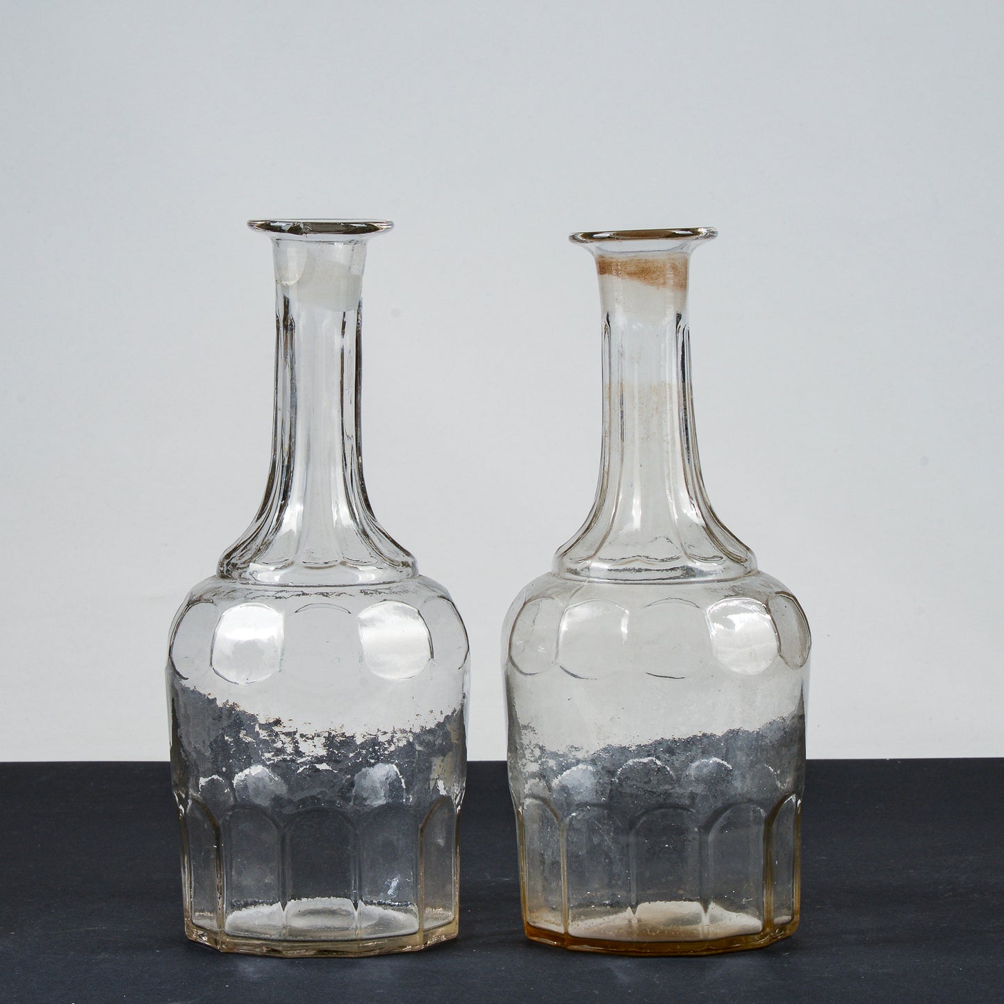 Coppia bottiglie acqua e vino anni 1920