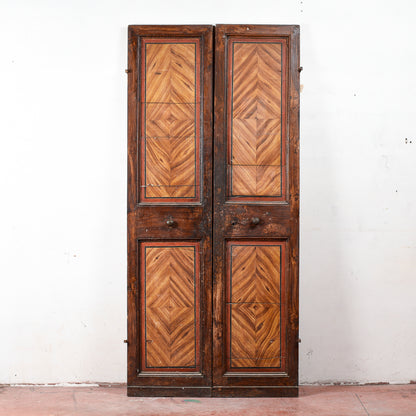 porta due ante finto legno con chiusura e decori in lacca sul fronte
