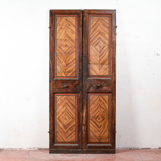 porta due ante finto legno con chiusura e decori in lacca sul fronte