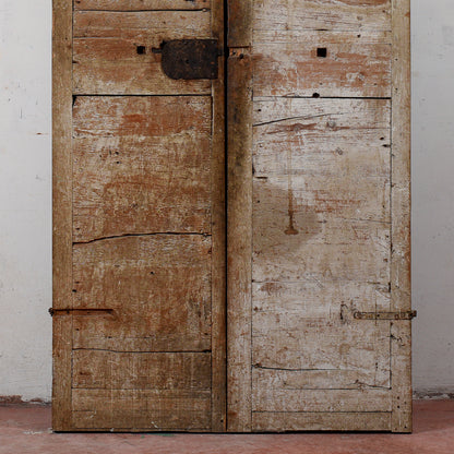 porta due ante finto legno con chiusura e decori in lacca sul fronte