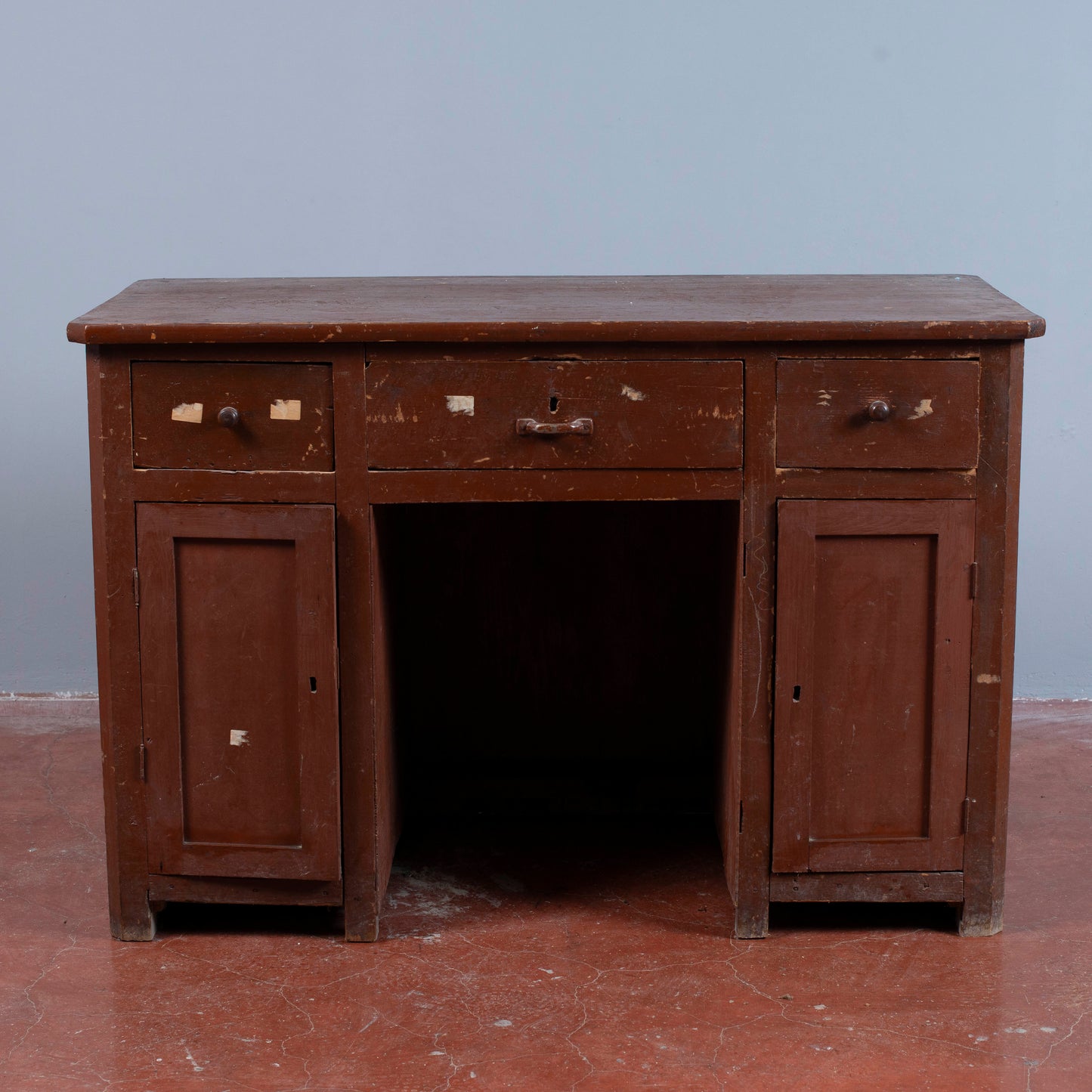 scrivania in legno di abete laccata da restaurare