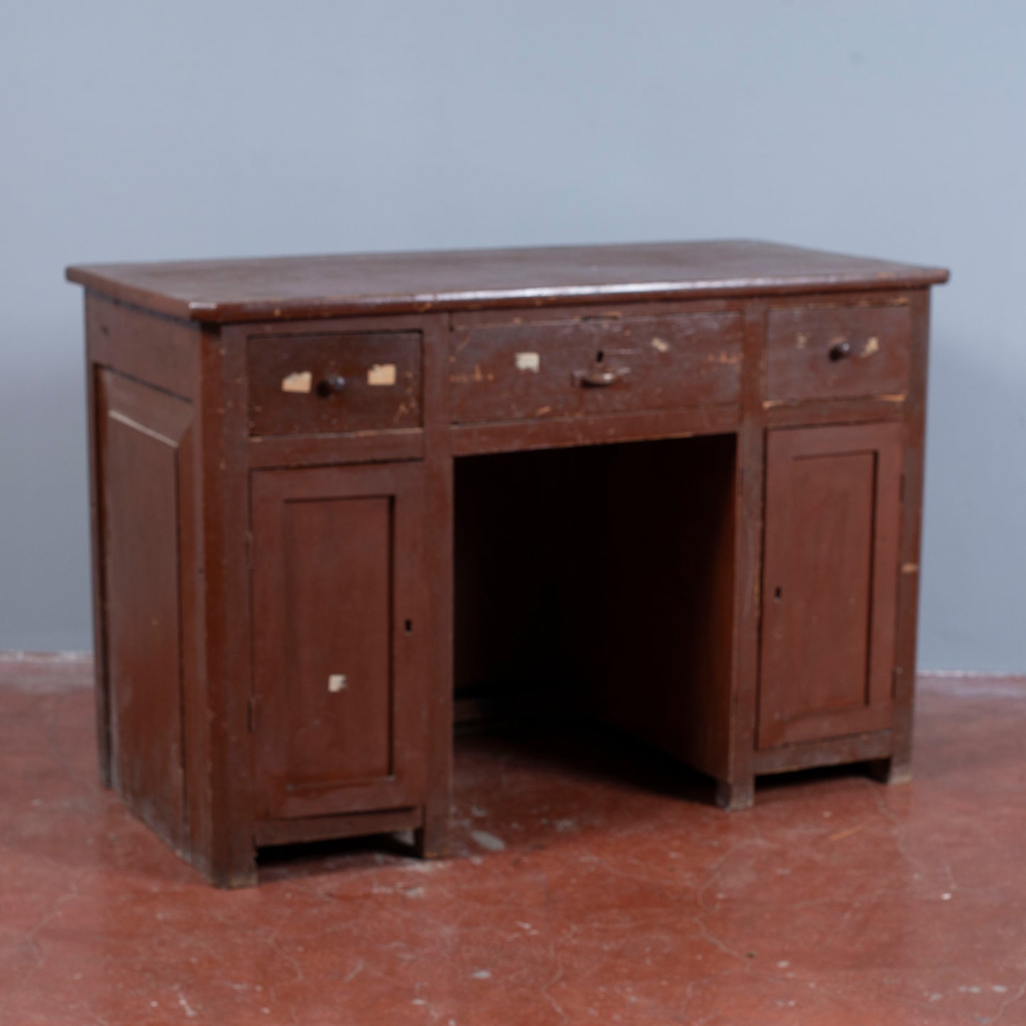 scrivania in legno di abete laccata da restaurare