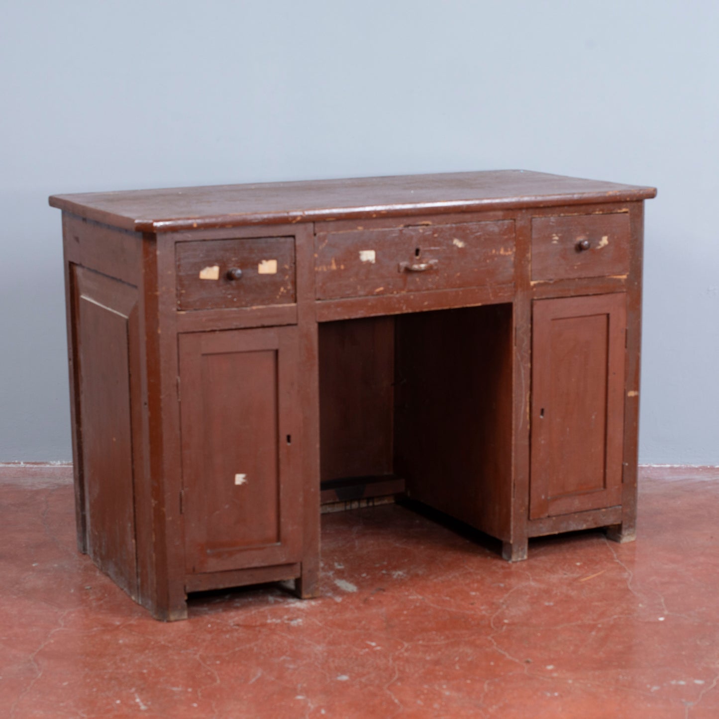 scrivania in legno di abete laccata da restaurare