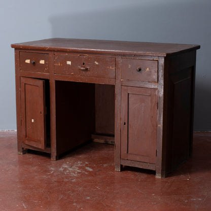 scrivania in legno di abete laccata da restaurare