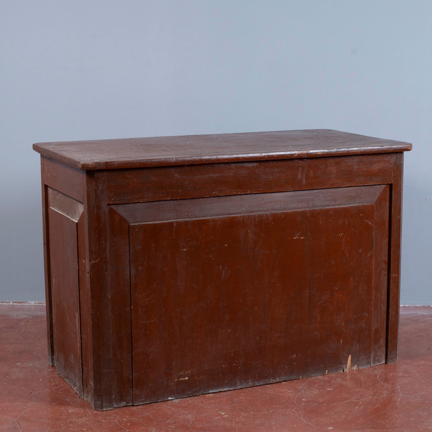 scrivania in legno di abete laccata da restaurare