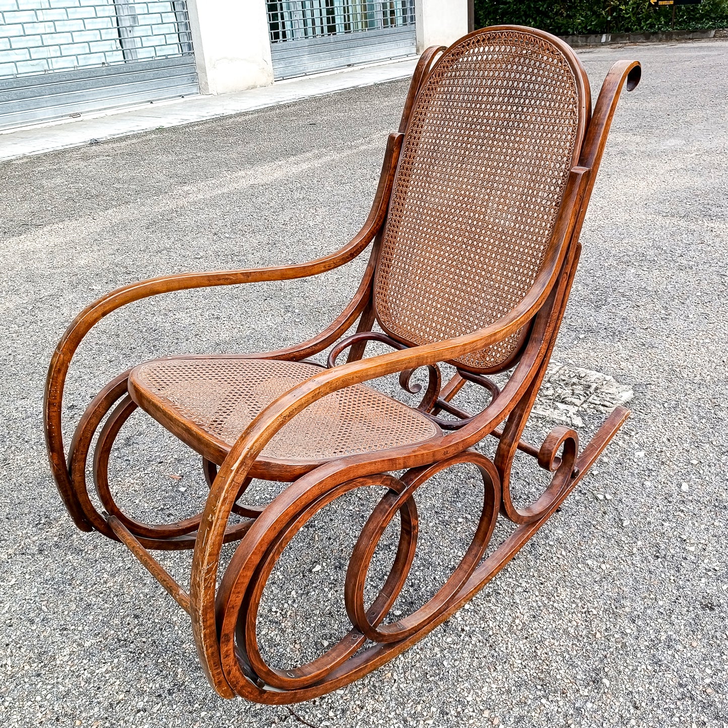 poltrona sedia dondolo in legno curvato thonet e vimini