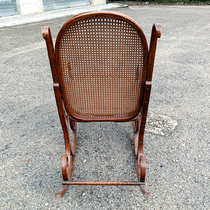 poltrona sedia dondolo in legno curvato thonet e vimini