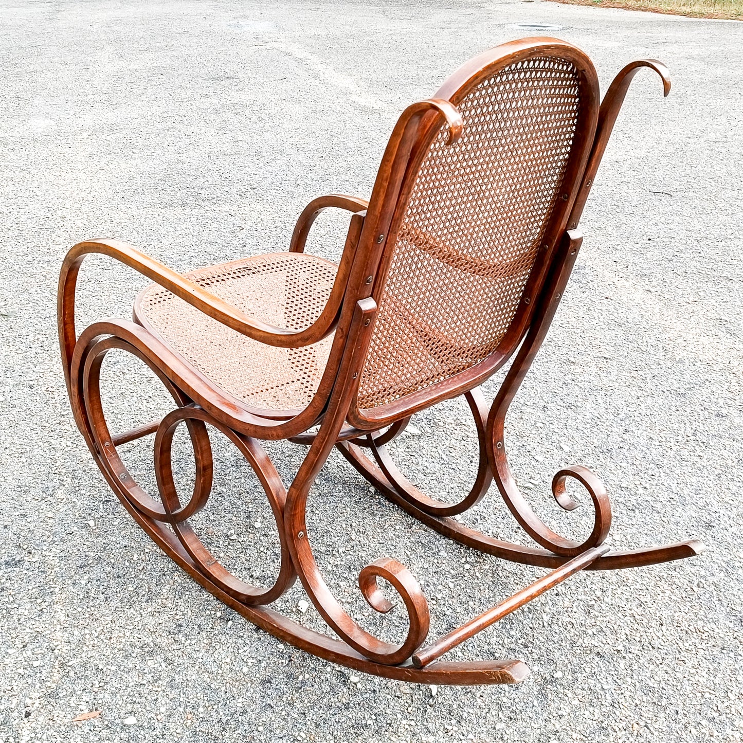 poltrona sedia dondolo in legno curvato thonet e vimini