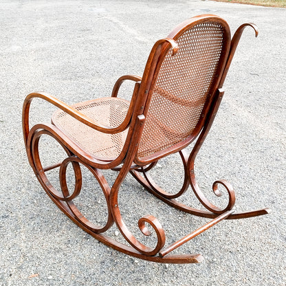 poltrona sedia dondolo in legno curvato thonet e vimini