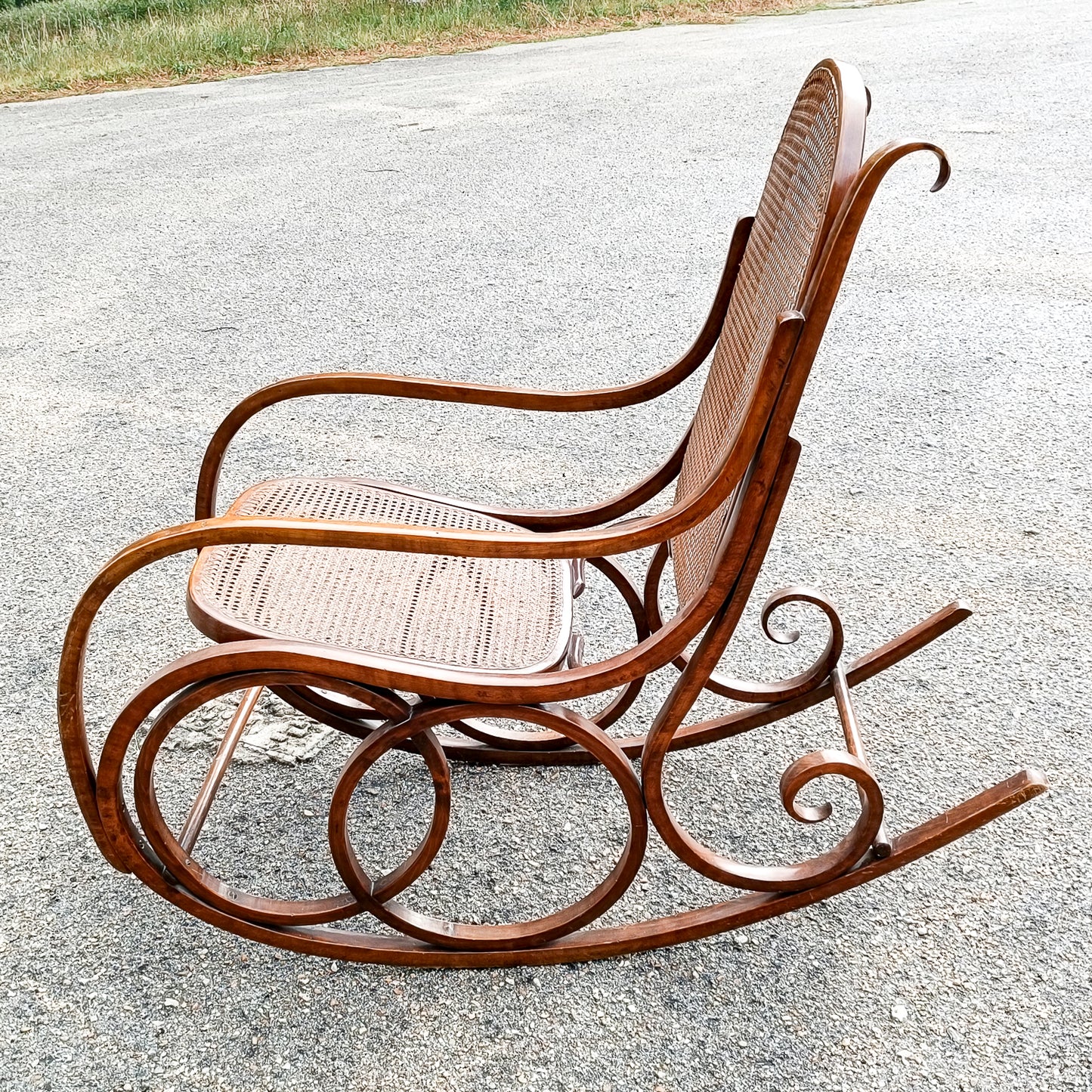 poltrona sedia dondolo in legno curvato thonet e vimini