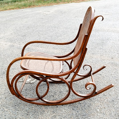 poltrona sedia dondolo in legno curvato thonet e vimini