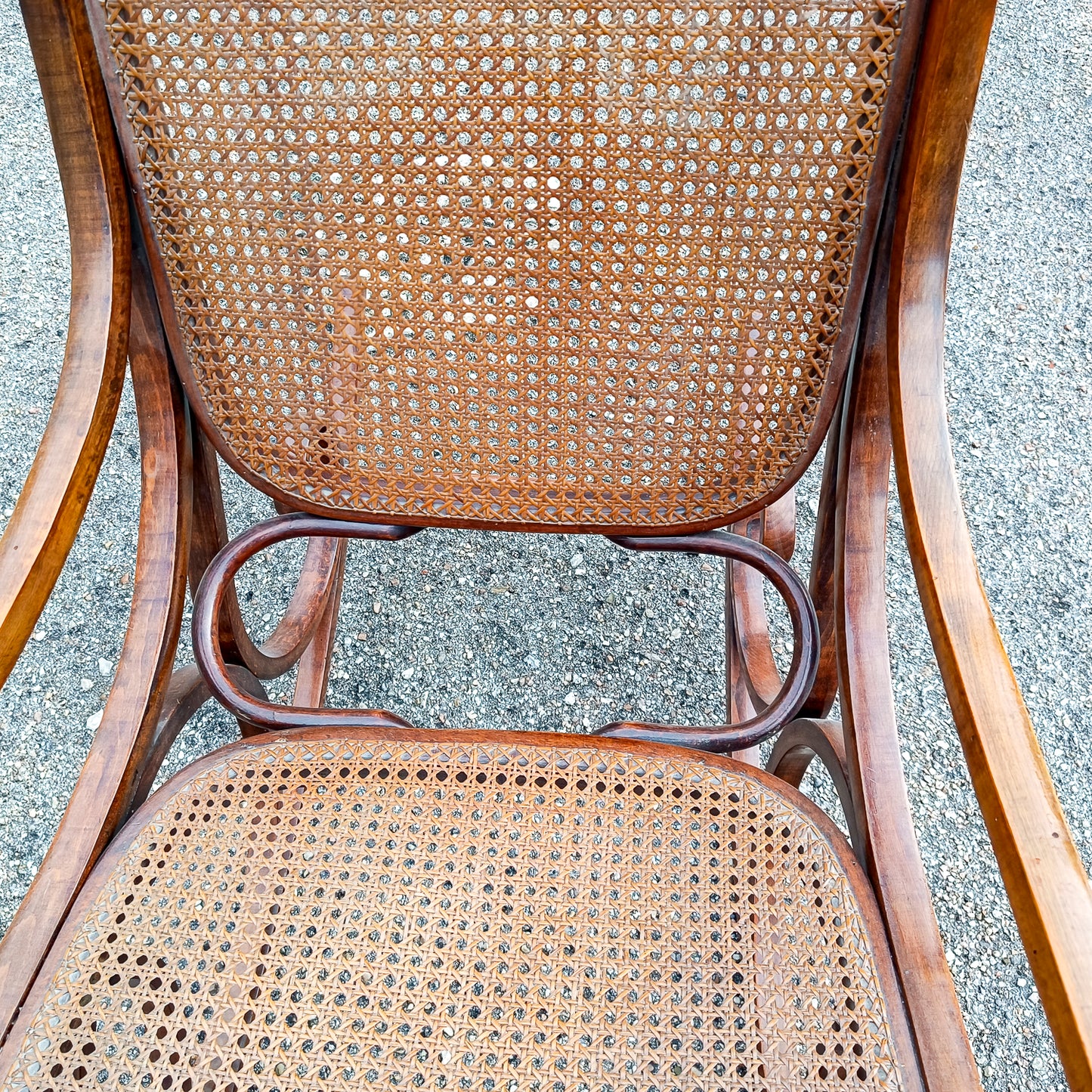 poltrona sedia dondolo in legno curvato thonet e vimini