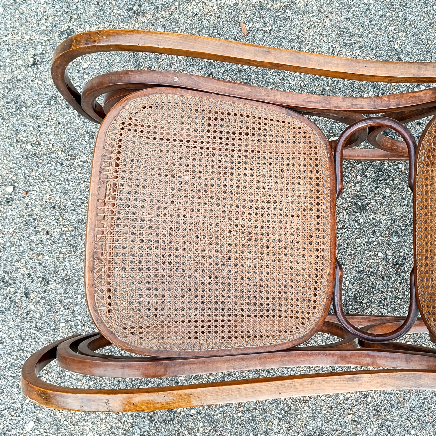 poltrona sedia dondolo in legno curvato thonet e vimini