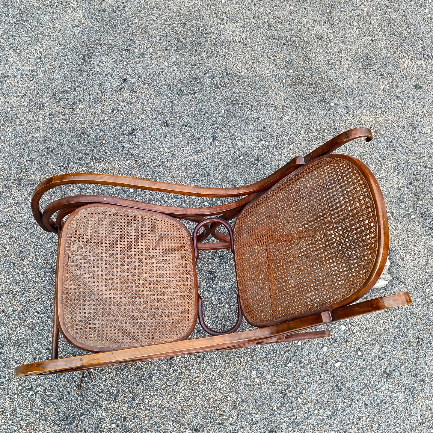 poltrona sedia dondolo in legno curvato thonet e vimini