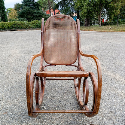 poltrona sedia dondolo in legno curvato thonet e vimini