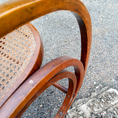 poltrona sedia dondolo in legno curvato thonet e vimini