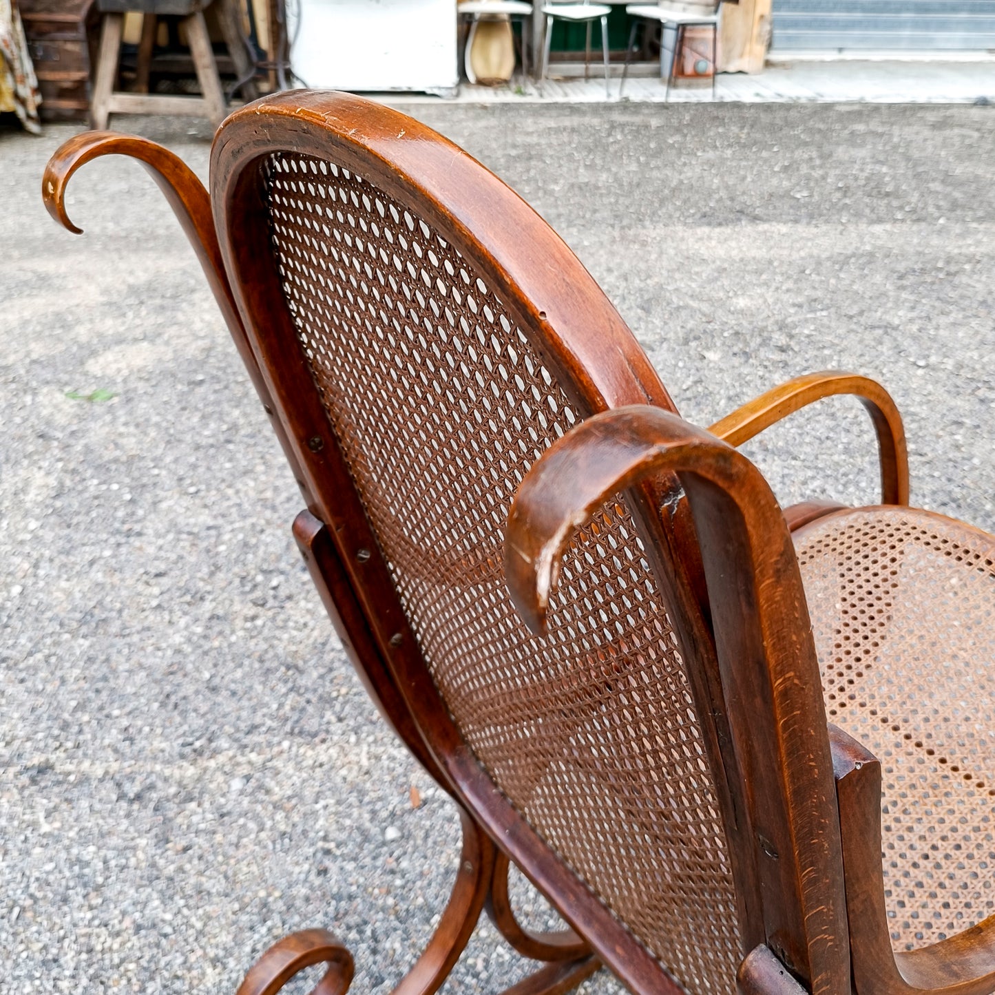 poltrona sedia dondolo in legno curvato thonet e vimini