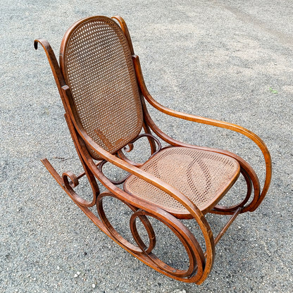 poltrona sedia dondolo in legno curvato thonet e vimini