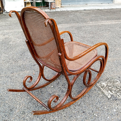 poltrona sedia dondolo in legno curvato thonet e vimini